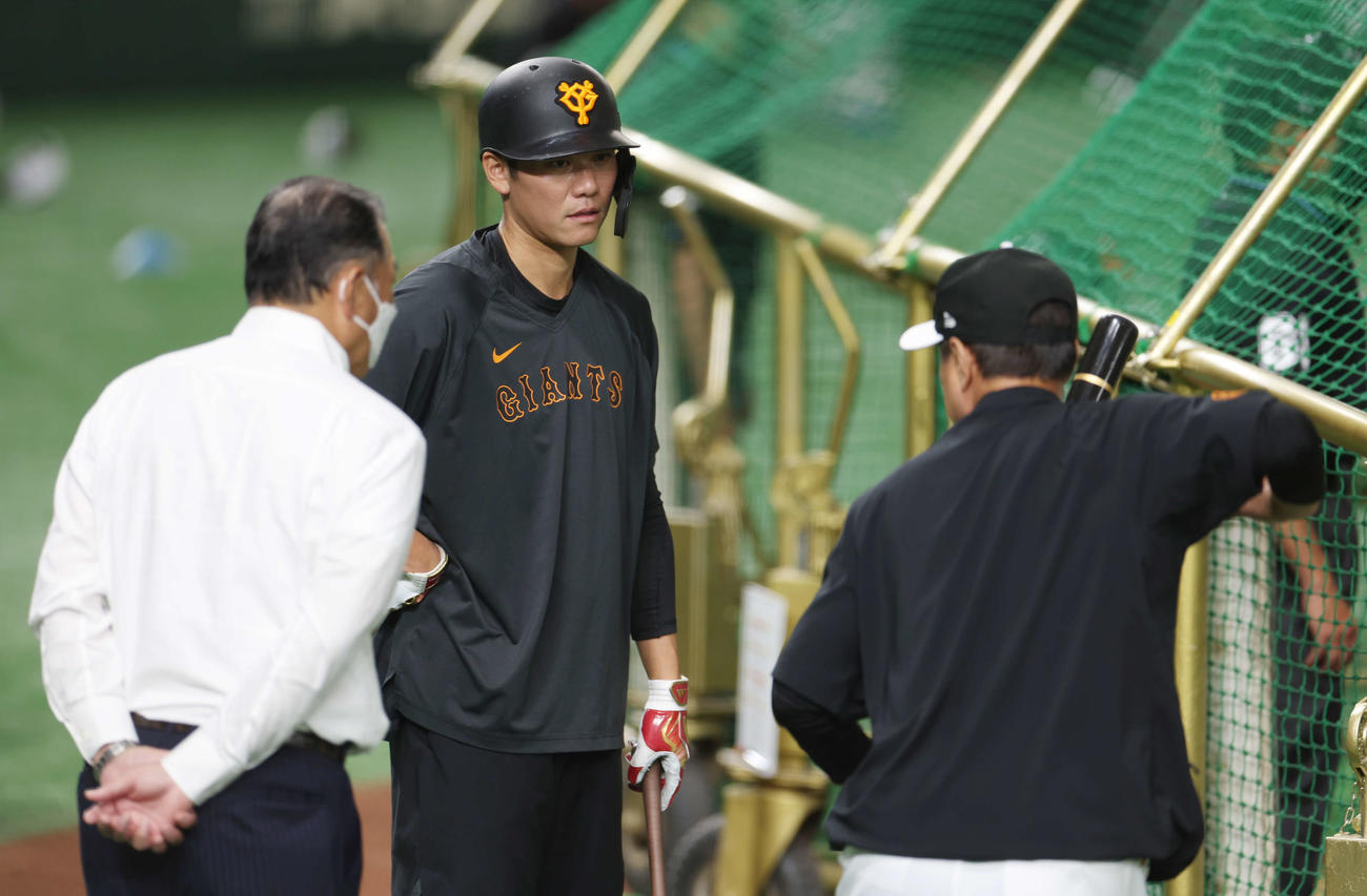 巨人対阪神　試合前、巨人原監督（右）から指導を受ける坂本（撮影・宮地輝）