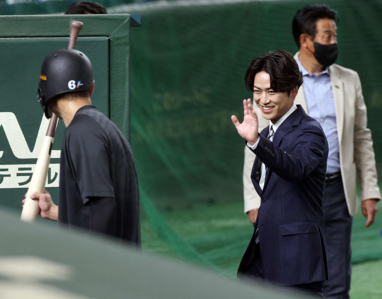 巨人対阪神　試合前、巨人坂本（左）にあいさつする亀梨和也（撮影・宮地輝）