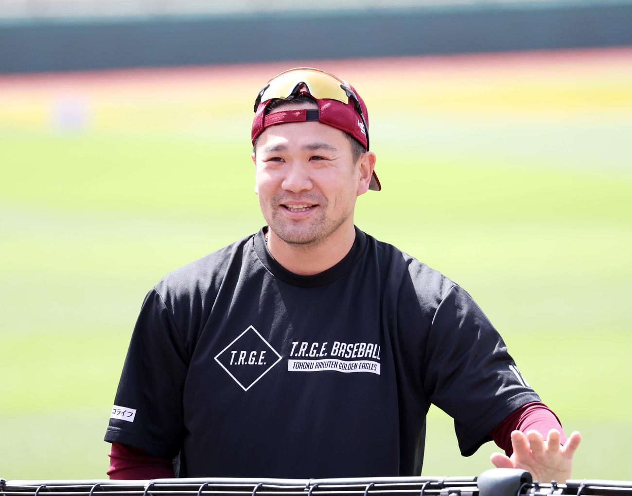練習中、報道陣と話す楽天田中将（撮影・鈴木正人）