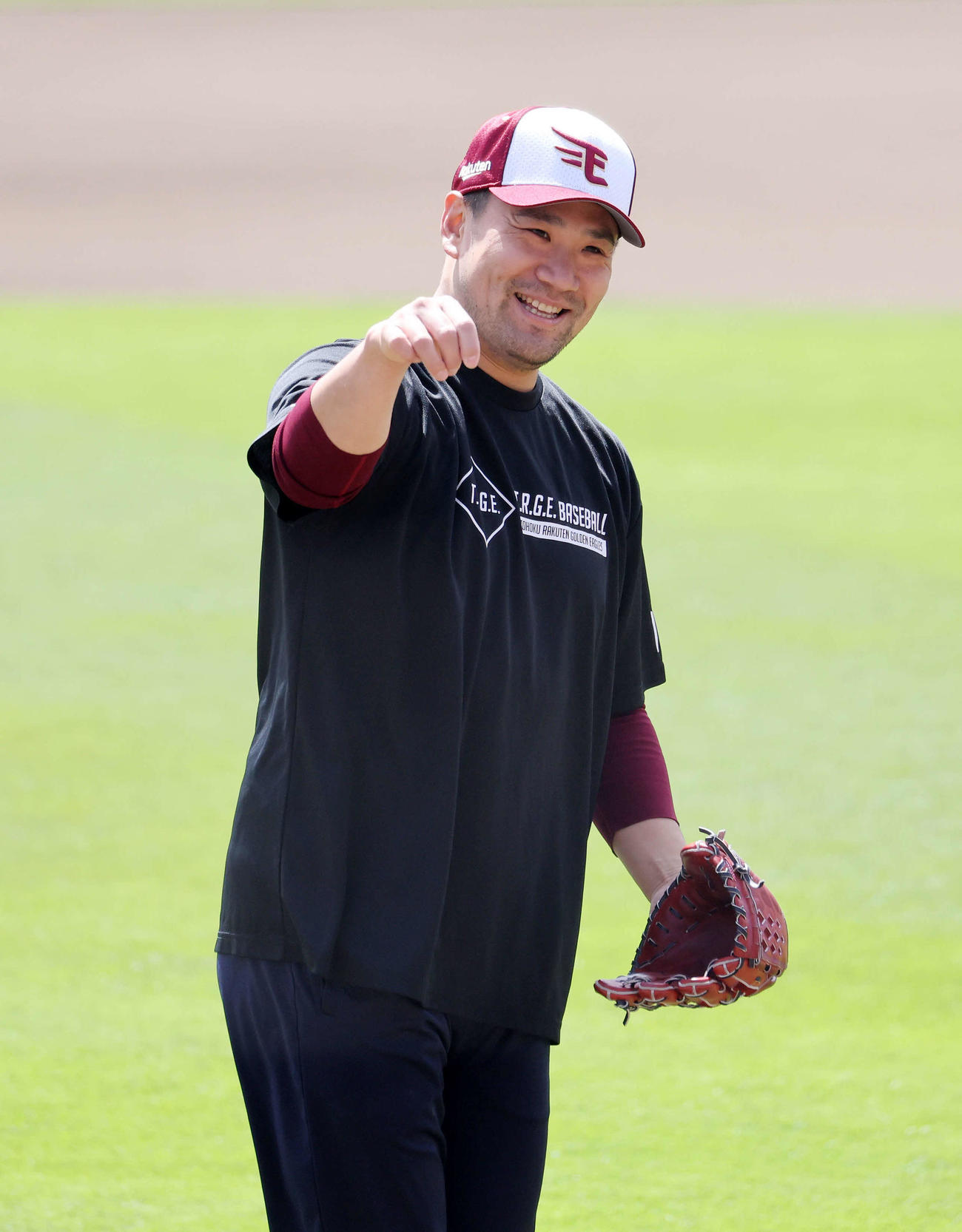 投球練習を終え笑顔を見せる楽天田中将（撮影・鈴木正人）