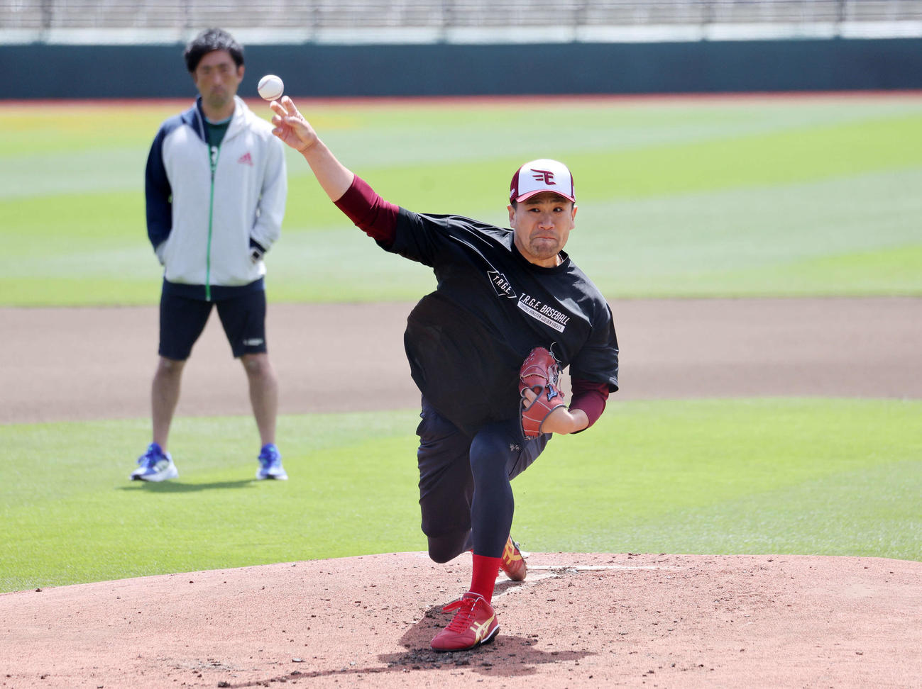 マウンドで投球練習する楽天田中将（撮影・鈴木正人）