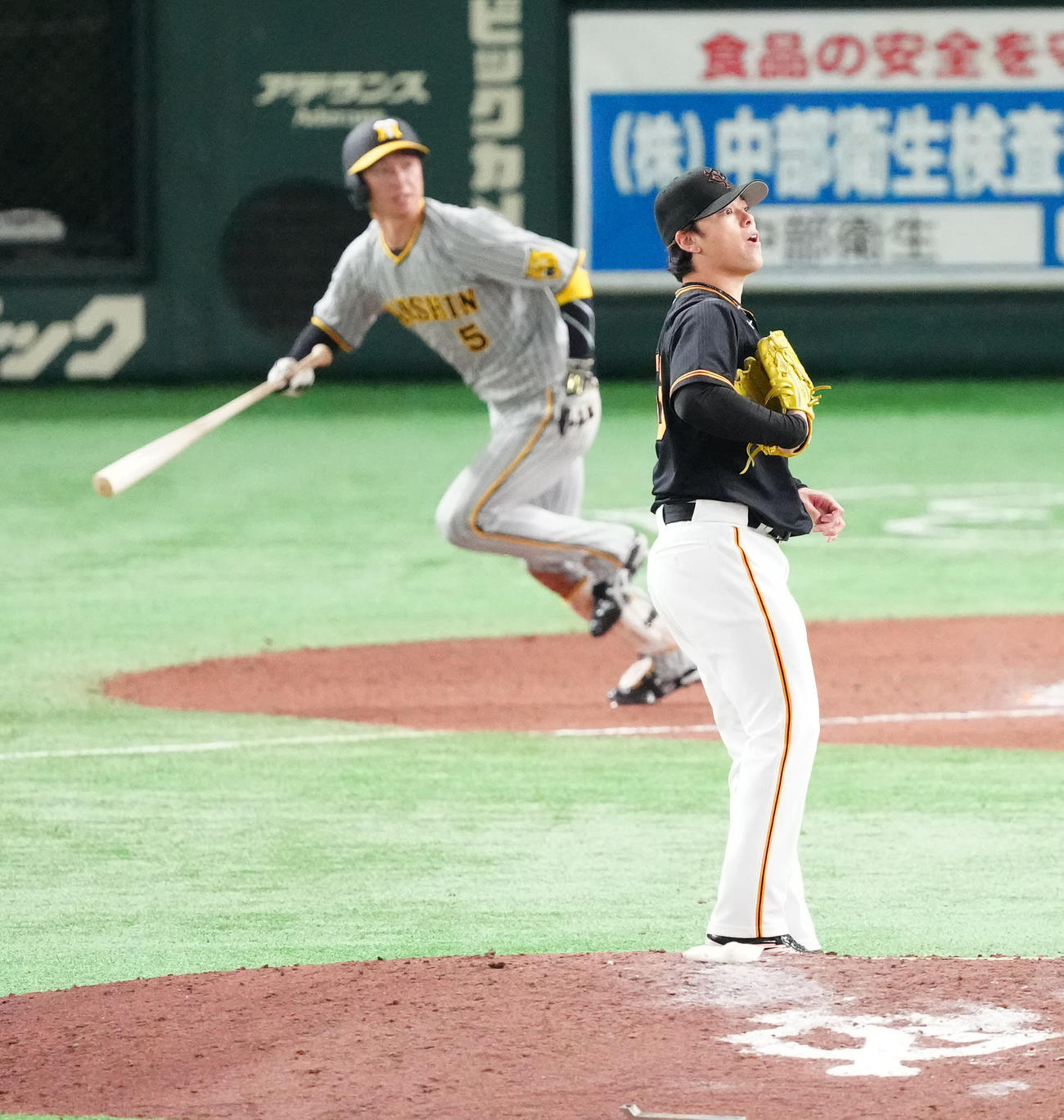 巨人対阪神　10回表阪神1死三塁、近本（後方）に適時打を浴びる巨人高梨（2023年4月12日撮影）