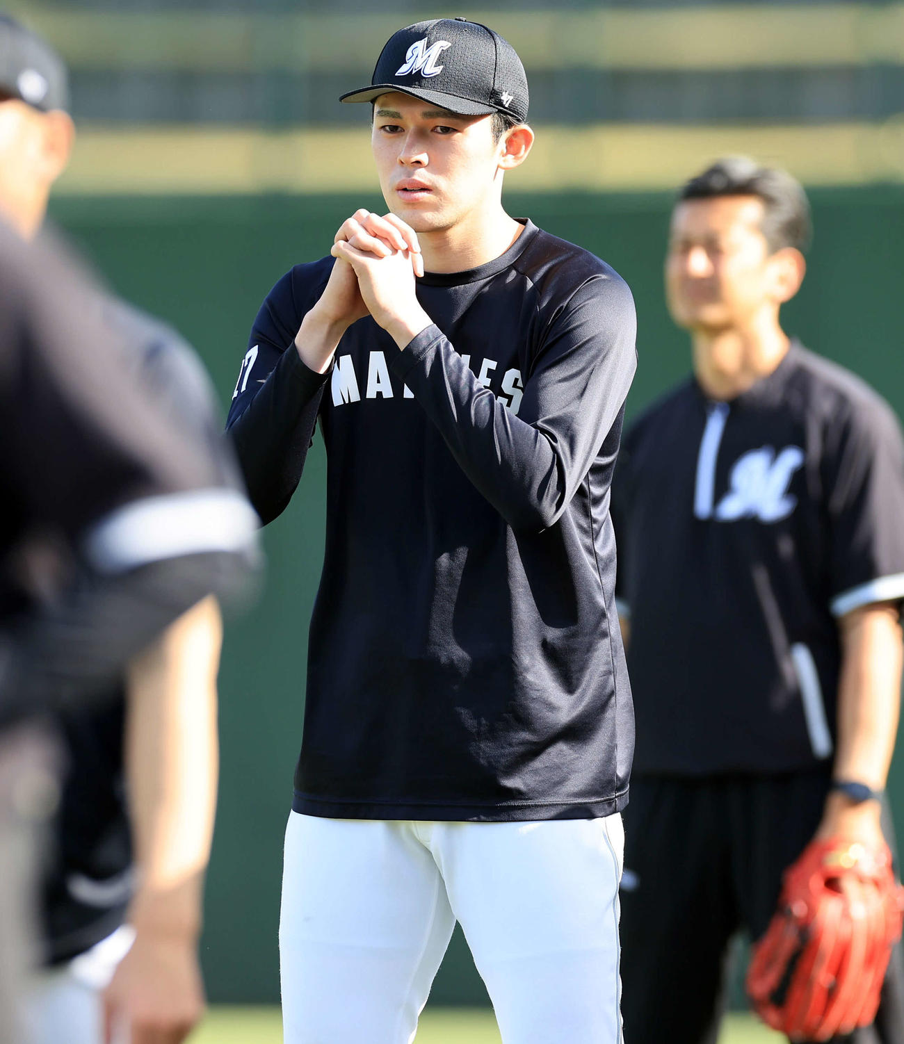 ストレッチするロッテ佐々木朗（撮影・浅見桂子）