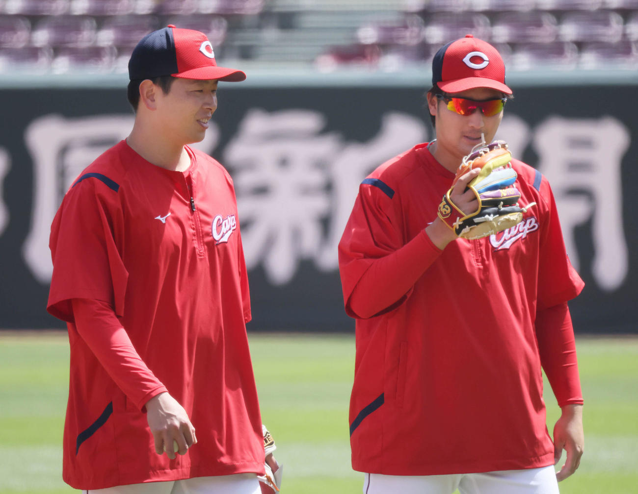 キャッチボール後、話し合う大瀬良（左）と床田（撮影・加藤孝規）