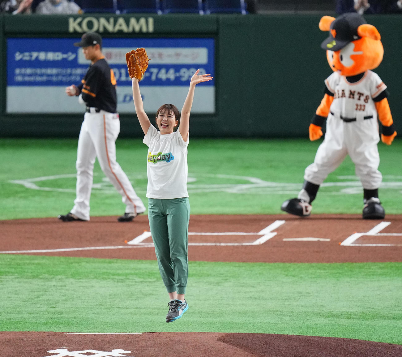 巨人対阪神　試合前、始球式を務め笑顔を見せる日本テレビ黒田みゆアナウンサー（撮影・垰建太）