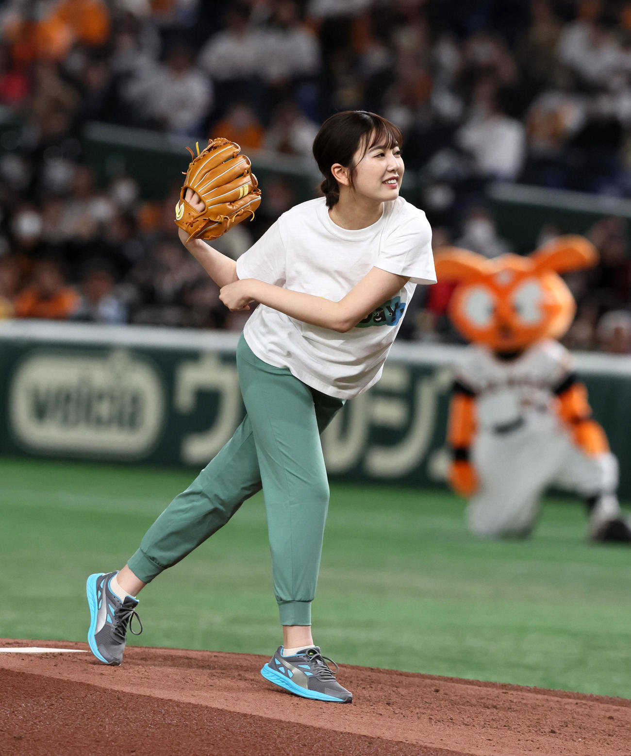 巨人対阪神　始球式を行った黒田アナウンサー（撮影・加藤哉）