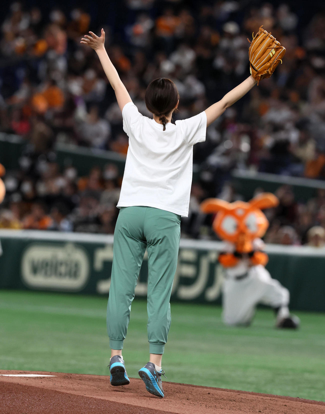巨人対阪神　始球式を行った黒田アナウンサー（撮影・加藤哉）