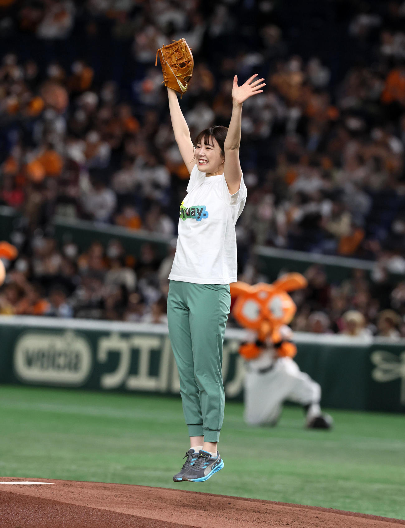巨人対阪神　始球式を行った黒田アナウンサー（撮影・加藤哉）