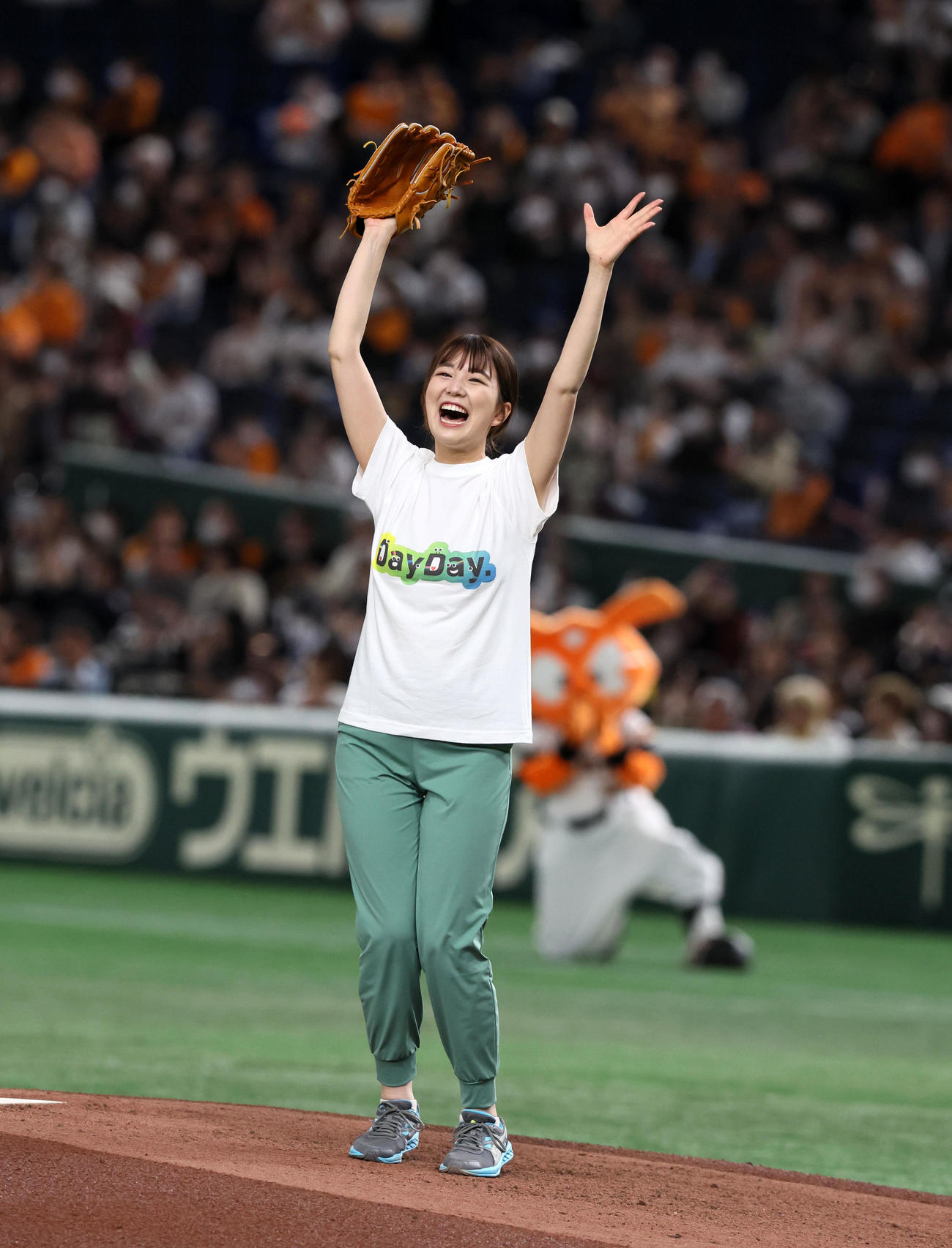 巨人対阪神　始球式を行った黒田アナウンサー（撮影・加藤哉）