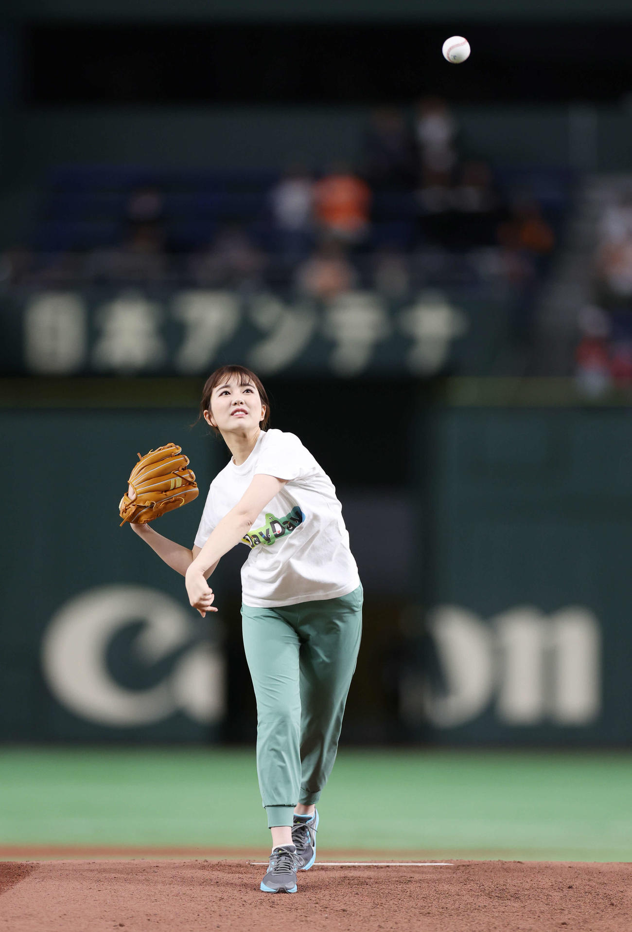 巨人対阪神　始球式を務める黒田みゆアナウンサー（撮影・宮地輝）