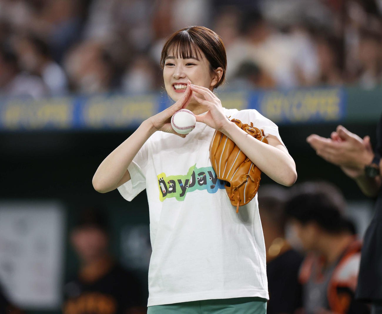 巨人対阪神　始球式を務めた黒田みゆアナウンサー（撮影・宮地輝）
