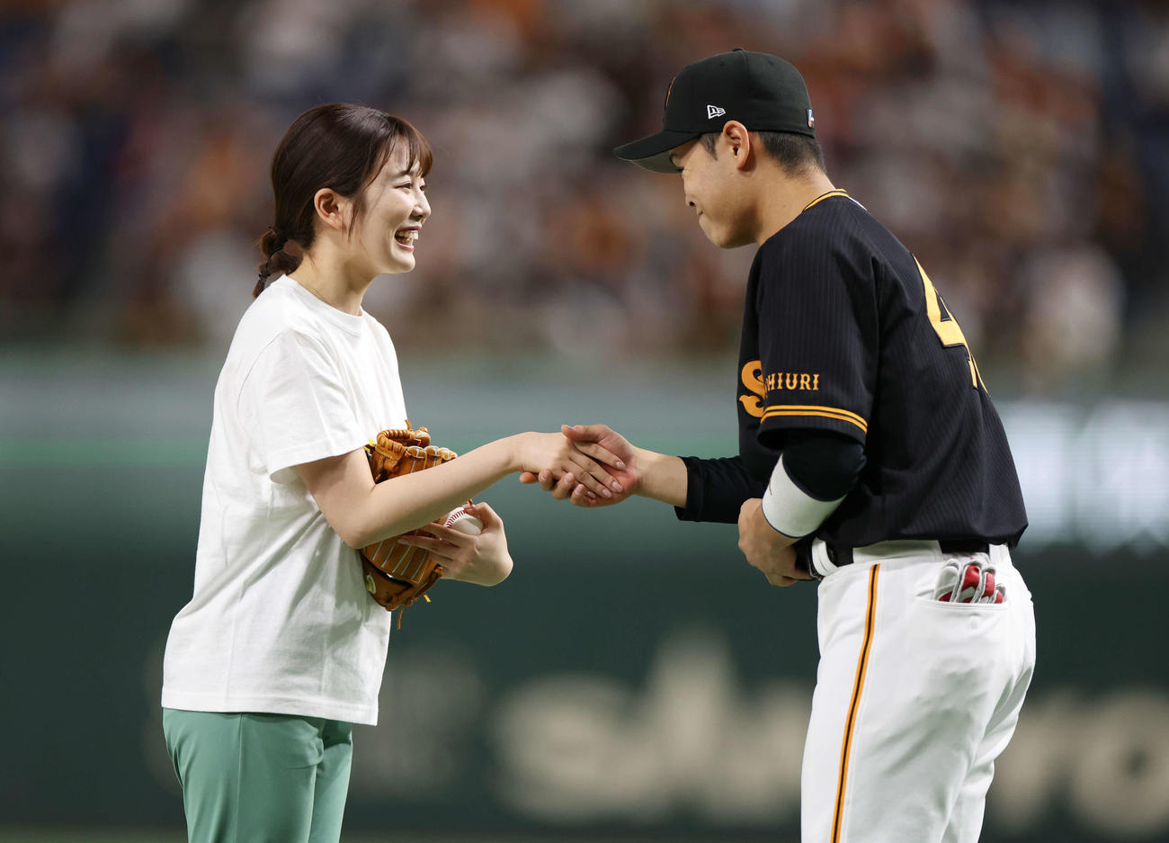 巨人対阪神　始球式を務め、巨人中山（右）と握手する黒田みゆアナウンサー（撮影・宮地輝）