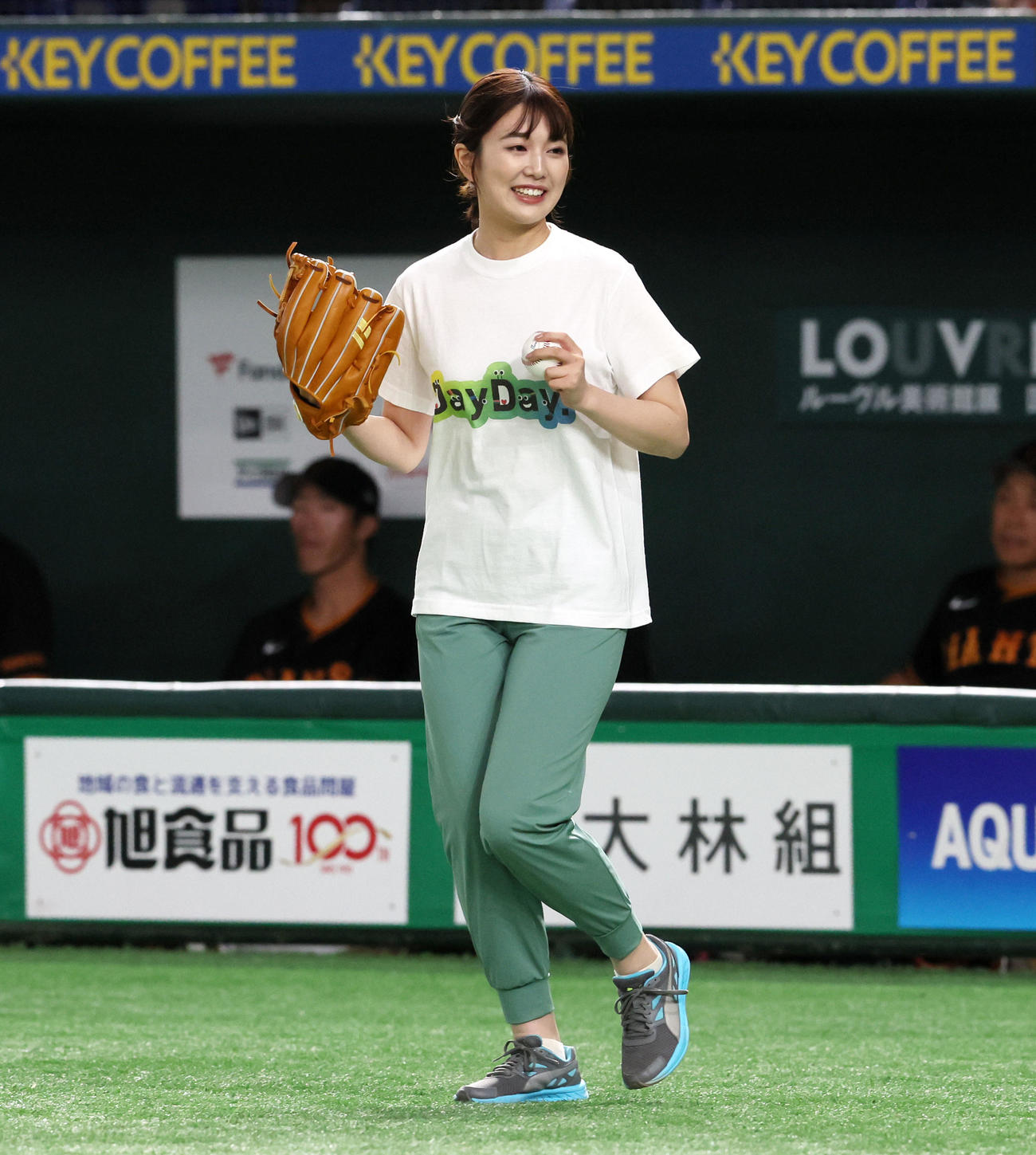 巨人対阪神　始球式を行った黒田アナウンサー（撮影・加藤哉）