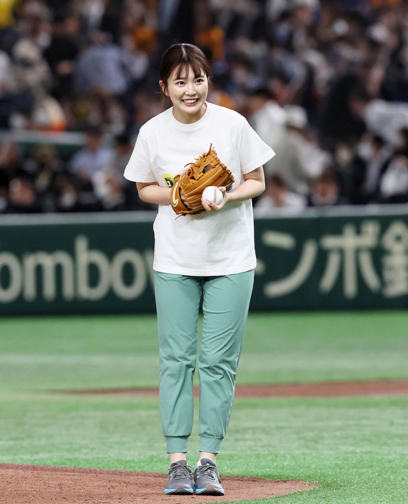 巨人対阪神　始球式を行った黒田アナウンサー（撮影・加藤哉）