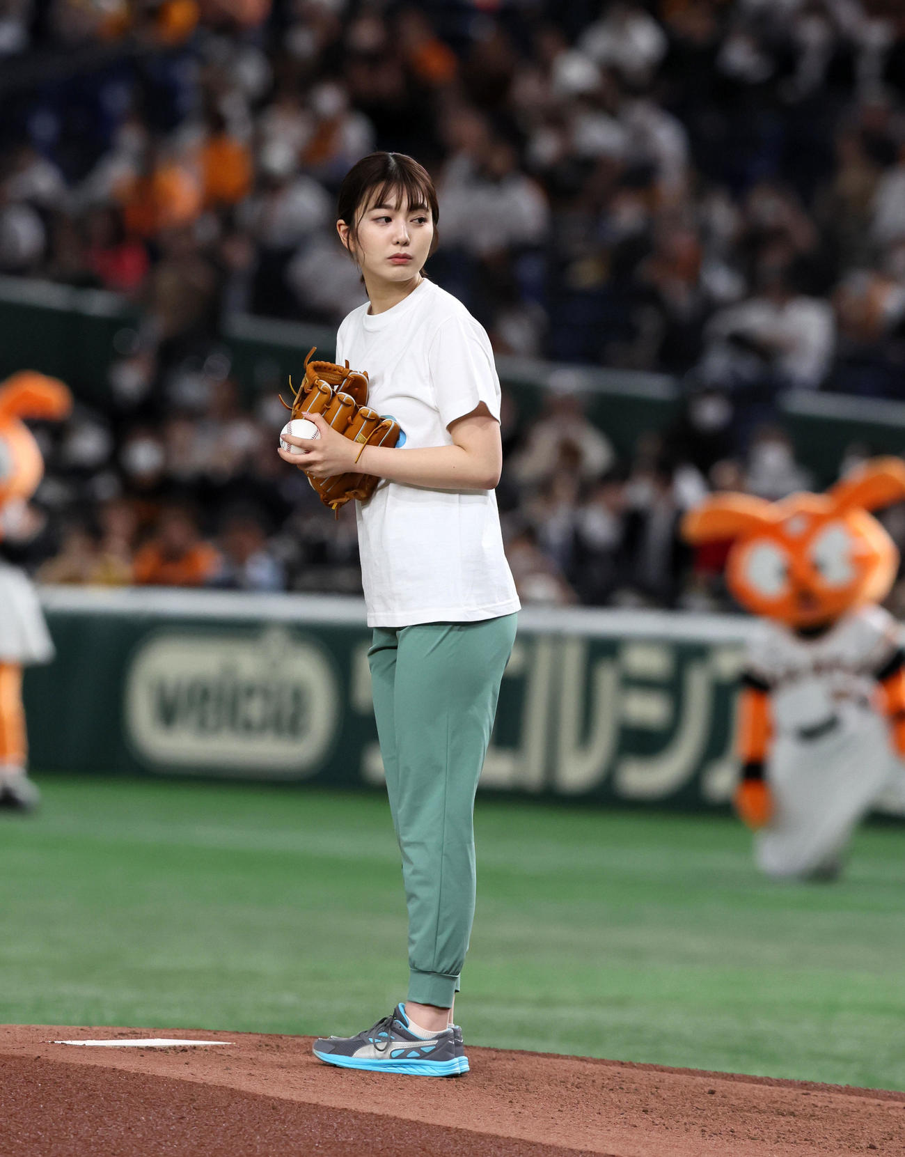 巨人対阪神　始球式を行った黒田アナウンサー（撮影・加藤哉）