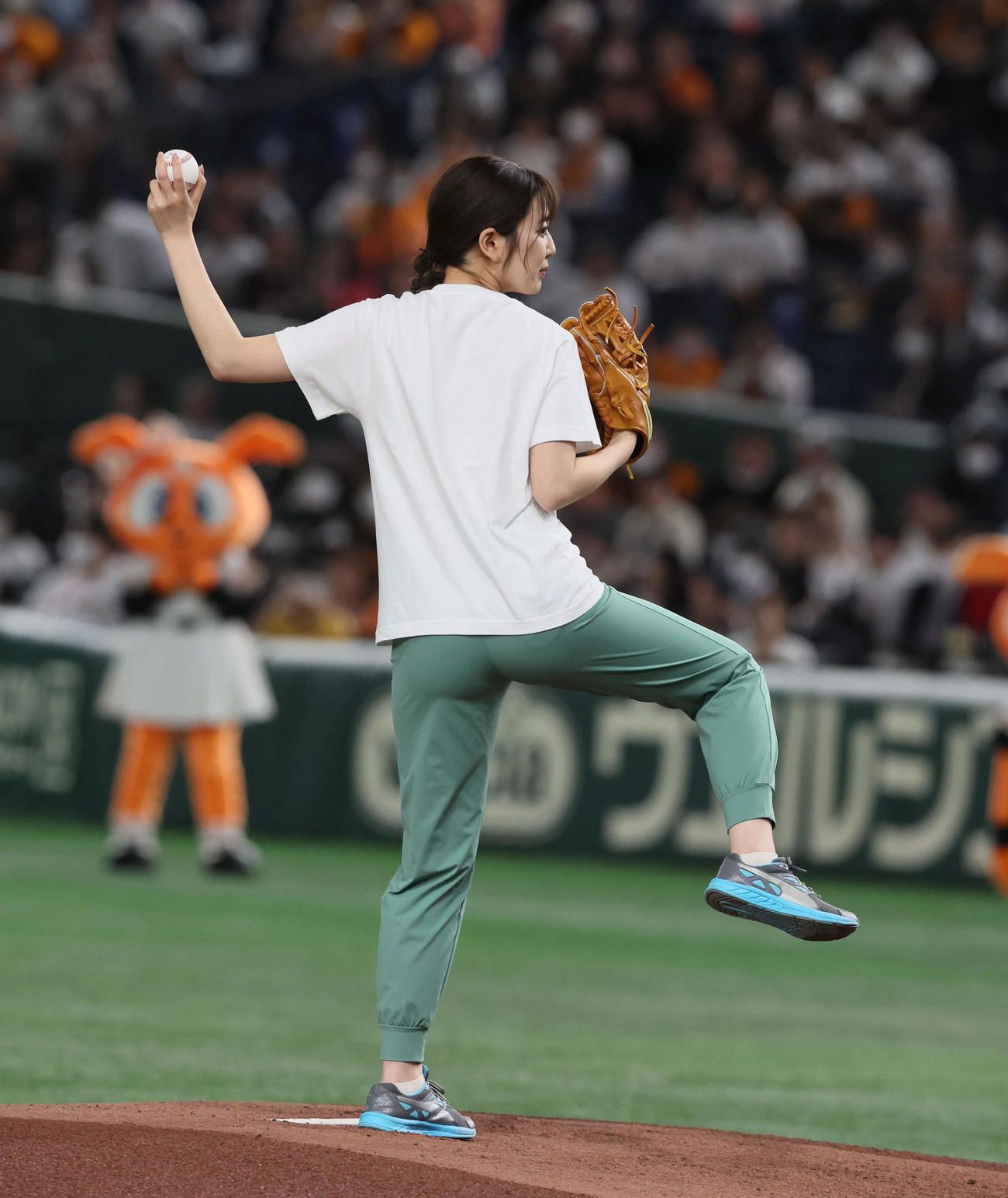 巨人対阪神　始球式を行った黒田アナウンサー（撮影・加藤哉）