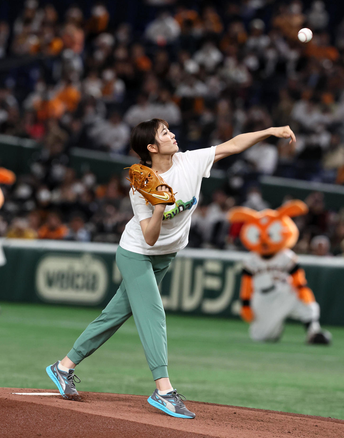 巨人対阪神　始球式を行った黒田アナウンサー（撮影・加藤哉）