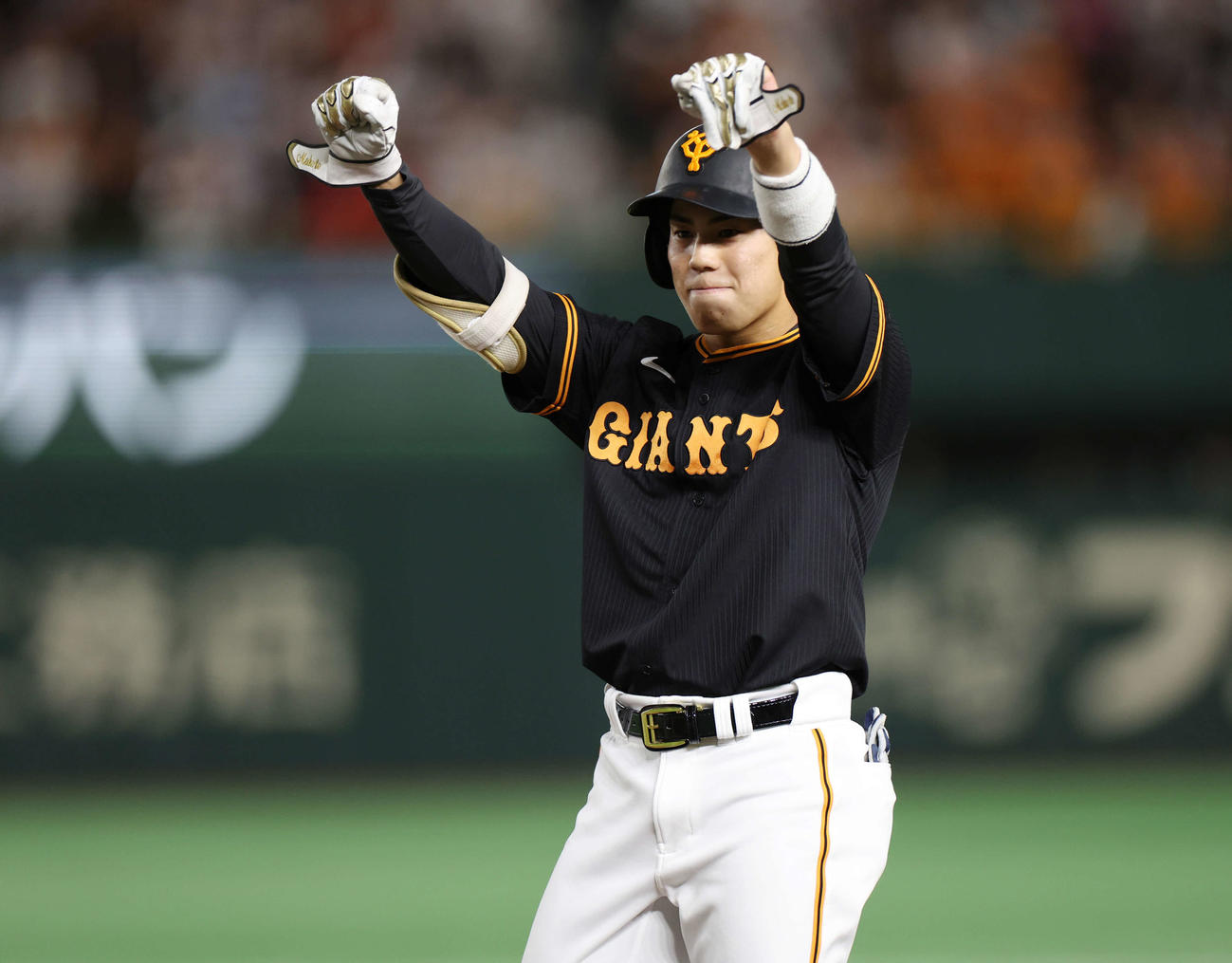 同点右適時打を放ち、ガッツポーズする門脇（撮影・宮地輝）