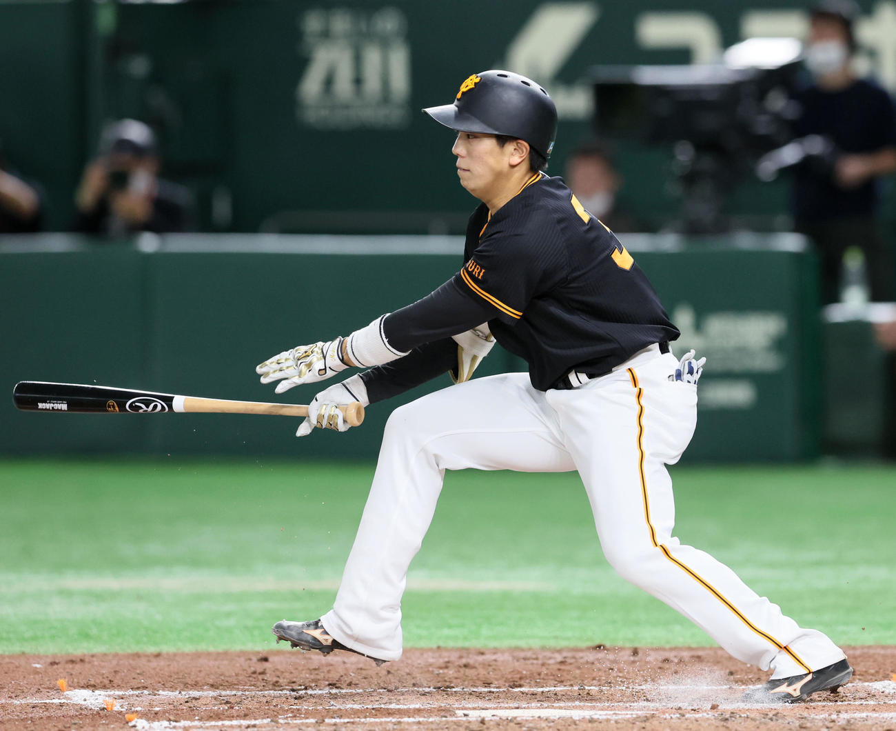 2回裏巨人無死一、三塁、門脇は右前適時打を放つ（撮影・加藤哉）