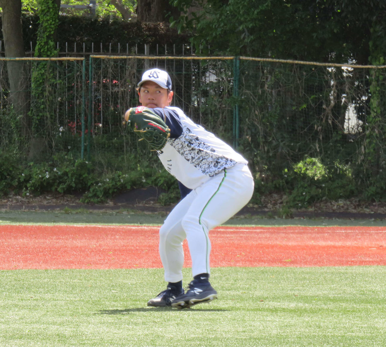 キャッチボールをするヤクルト小川