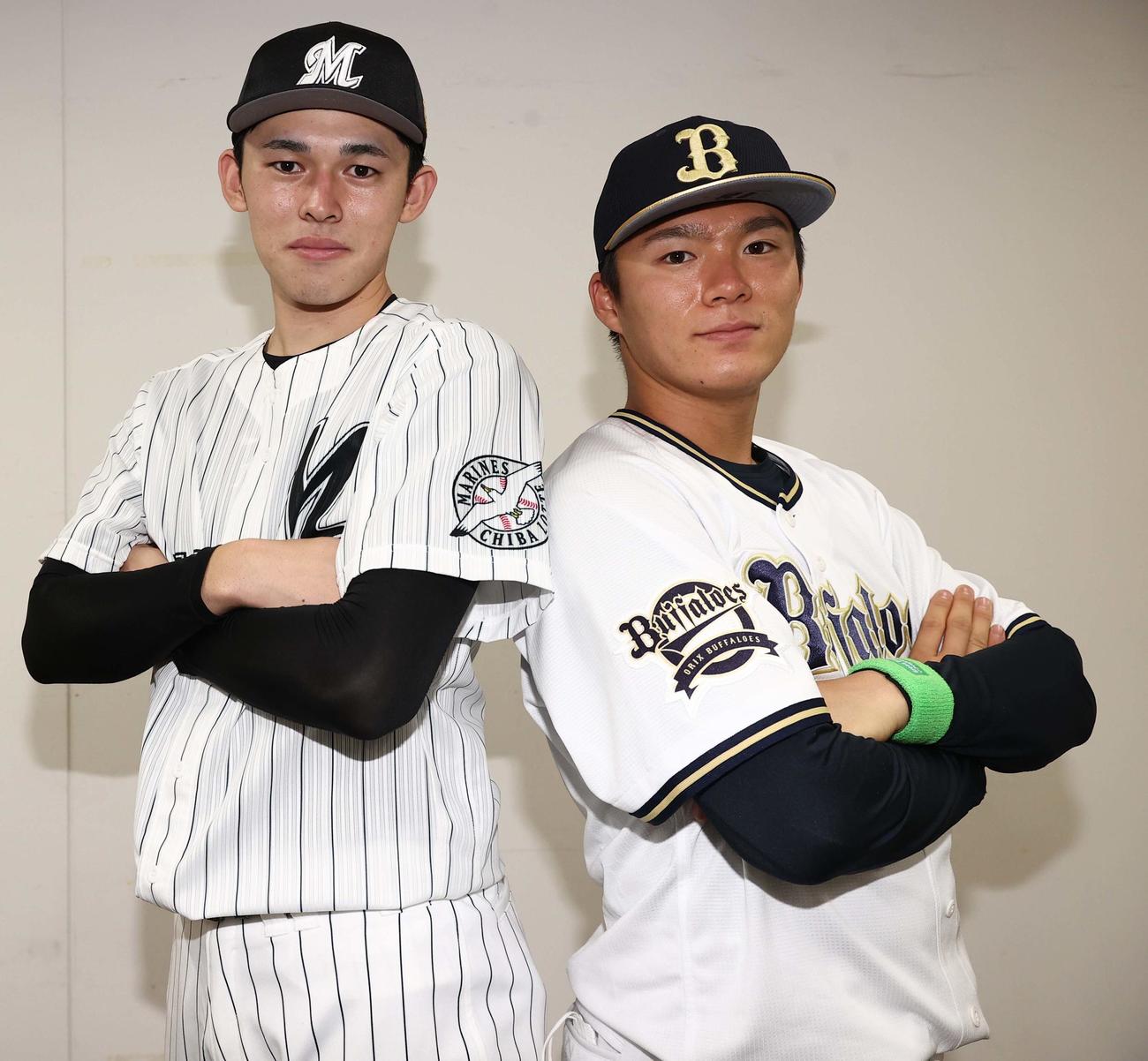 対談でポーズを決めるロッテ佐々木朗（左）とオリックス山本（2022年7月撮影）