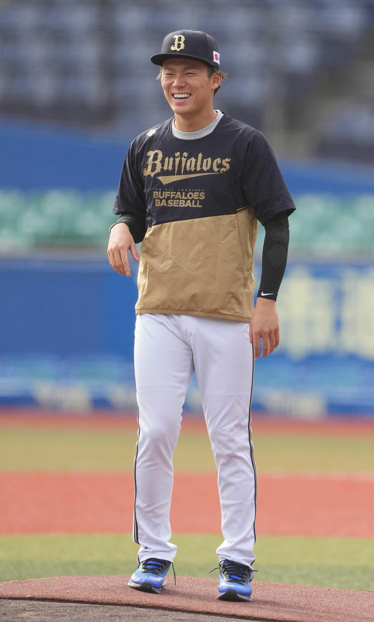 ロッテ対オリックス　試合前練習でオリックス山本はマウンド上で笑顔（撮影・鈴木みどり）