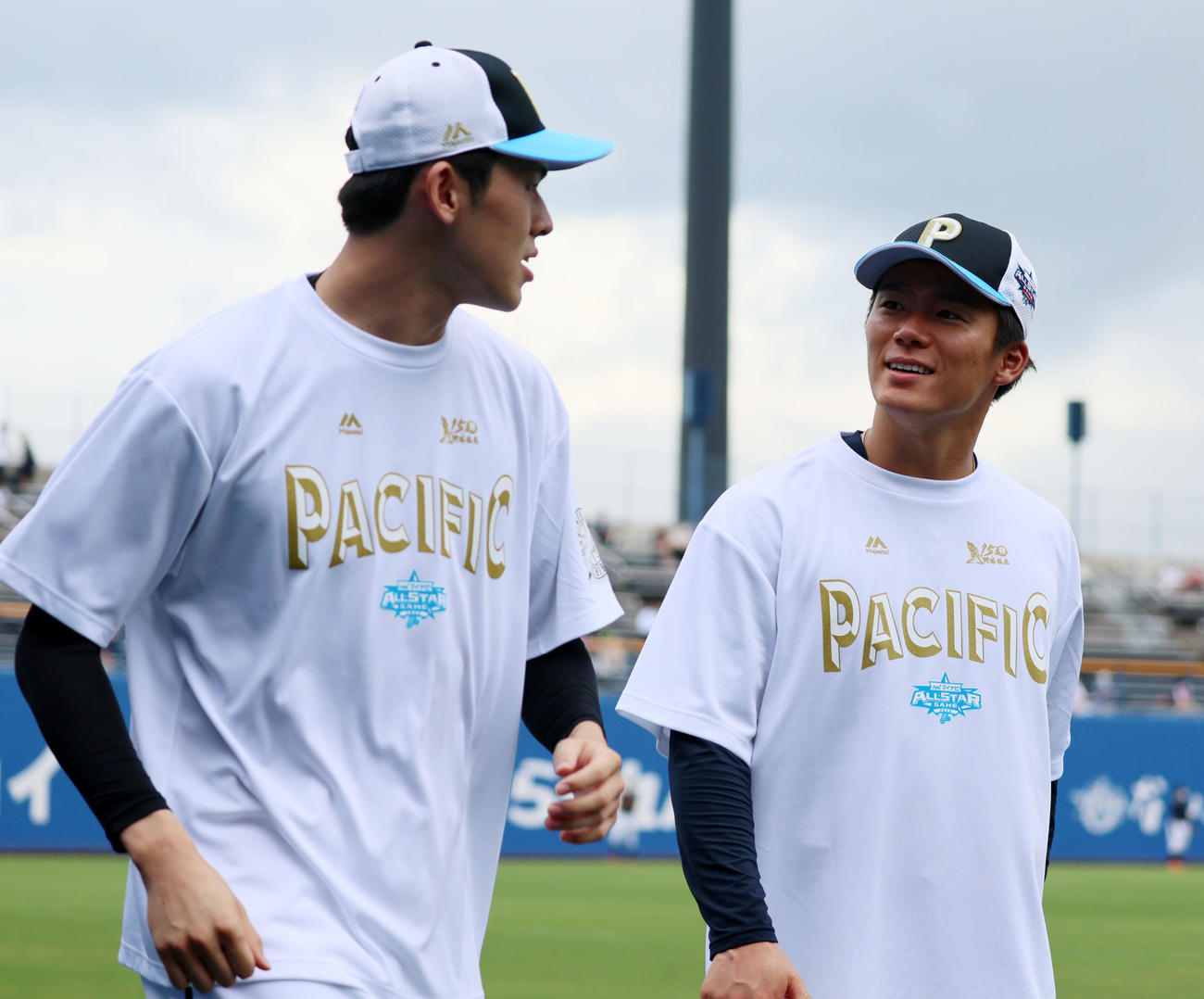 全セ対全パ　ロッテ佐々木朗（左）とウオーミングアップするオリックス山本（２０２２年７月撮影）