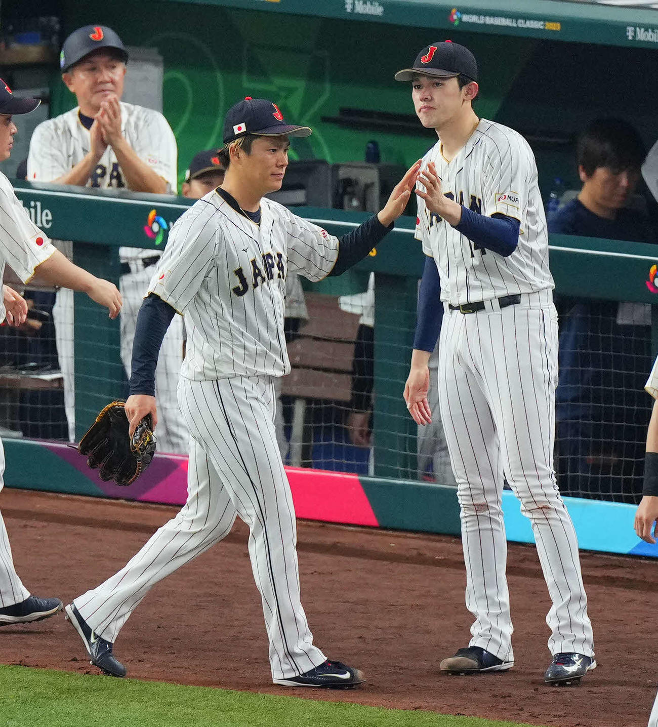 WBCメキシコ戦で投球を終えた山本（左）を迎える佐々木朗（2023年３月撮影）
