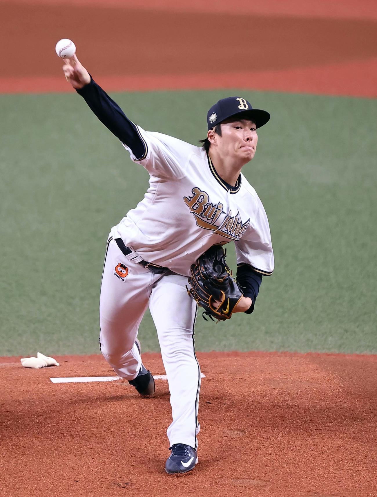 ソフトバンク戦で力投するオリックス先発の山本（2023年４月撮影）