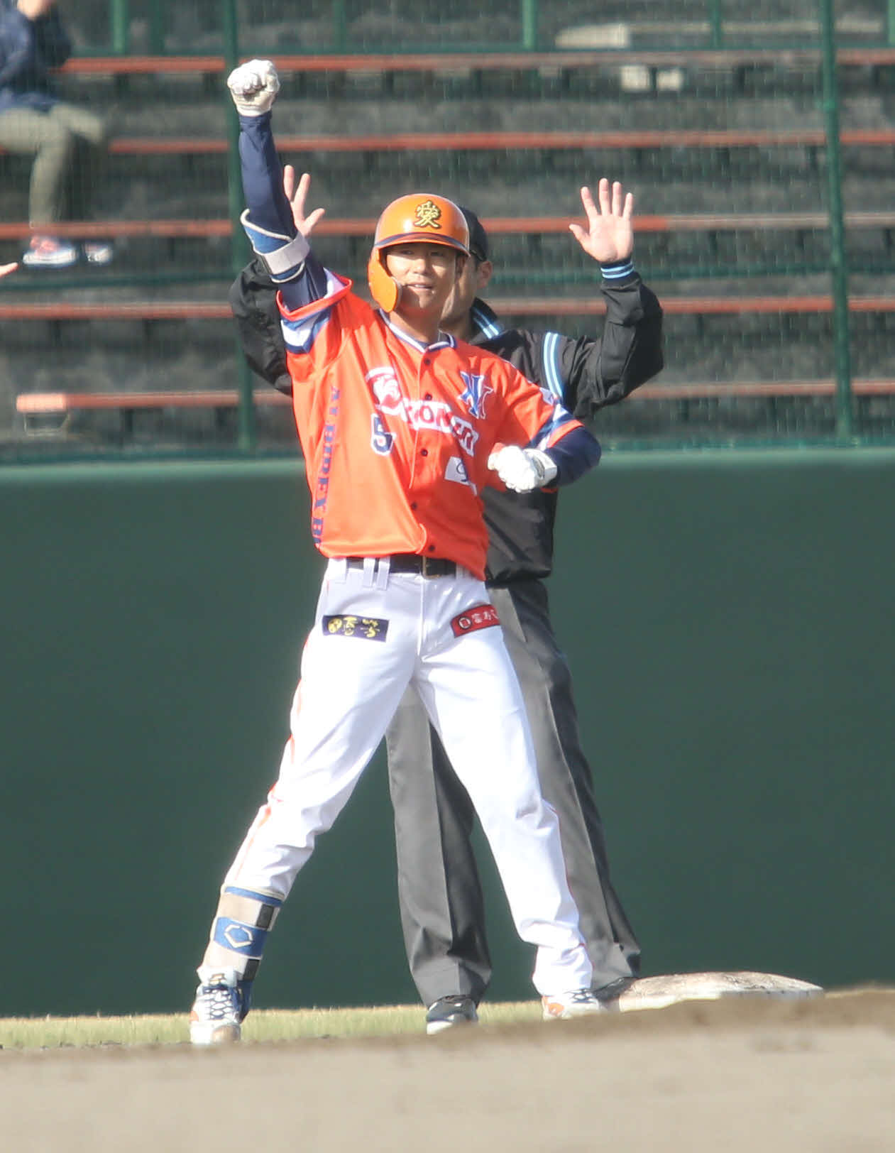 4－5の7回2死満塁で走者一掃の逆転右越え三塁打を放った阿部一は三塁上でガッツポーズ