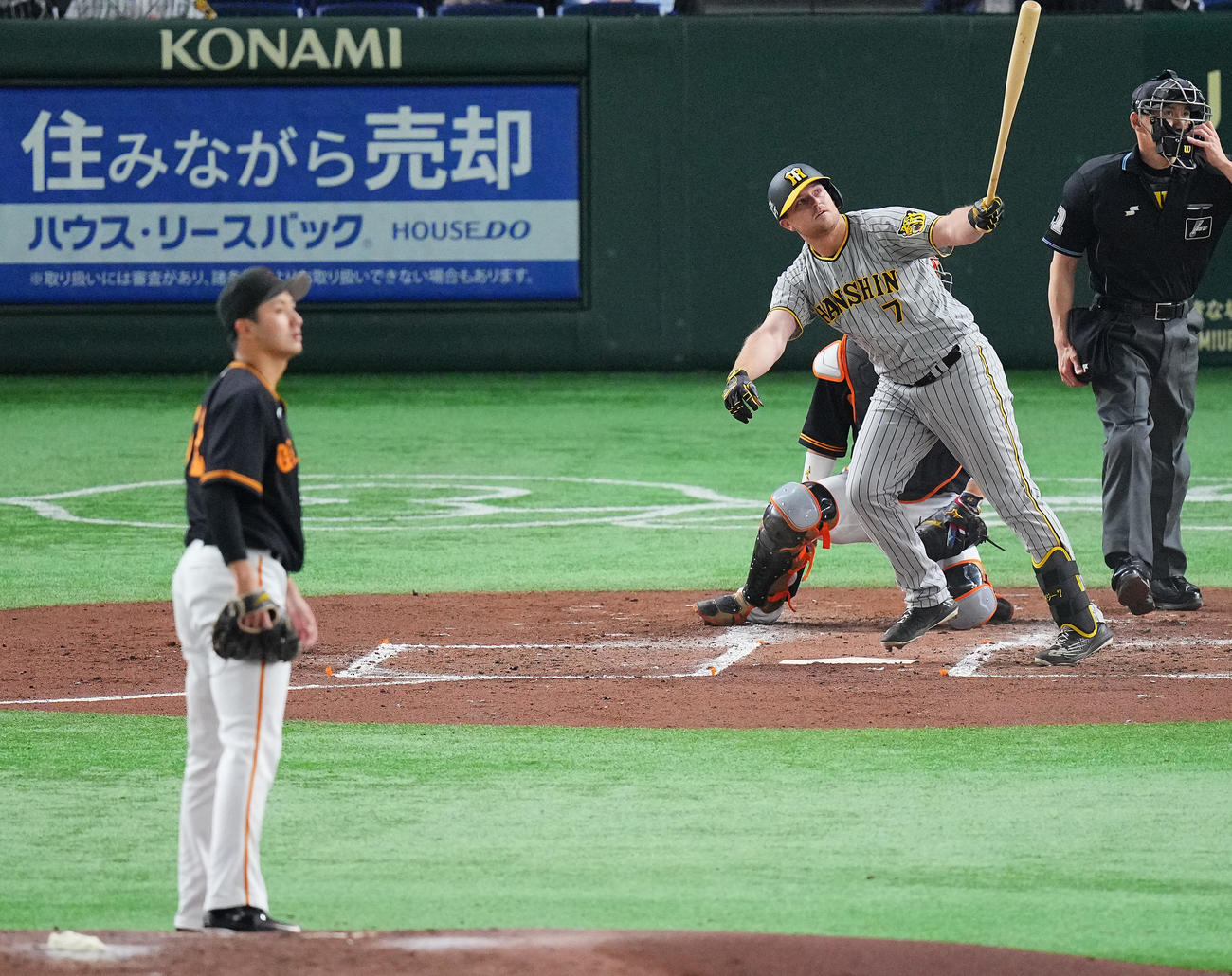 巨人対阪神　2回表阪神無死、先制のソロ本塁打を放つノイジー。投手横川（撮影・垰建太）