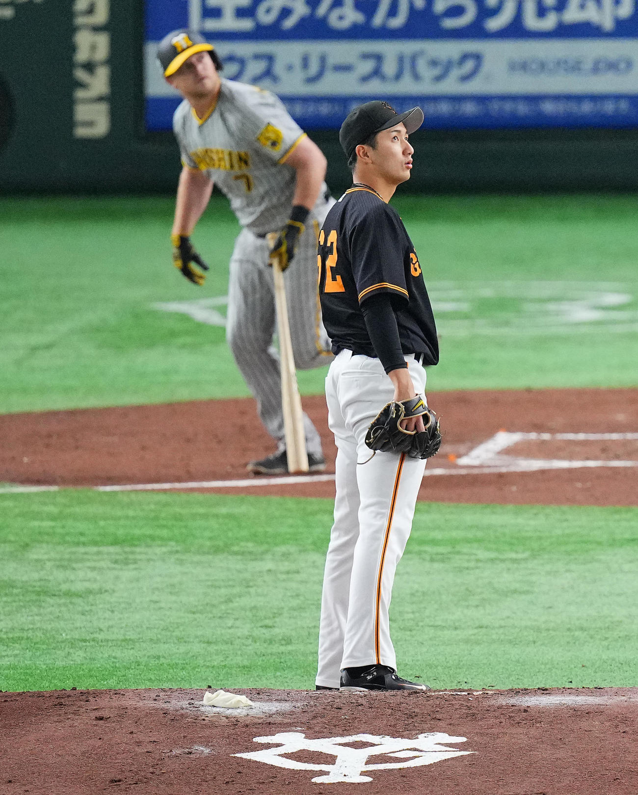 巨人対阪神　2回表阪神無死、ノイジーに先制のソロ本塁打を浴びる横川（撮影・垰建太）