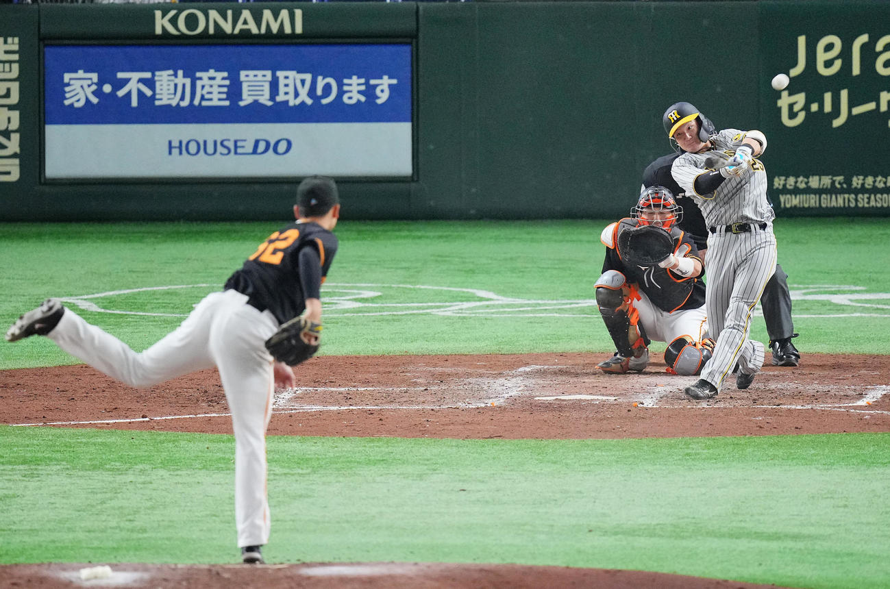巨人対阪神　4回表阪神無死、左越えソロ本塁打を放つ渡辺。投手横川（撮影・垰建太）