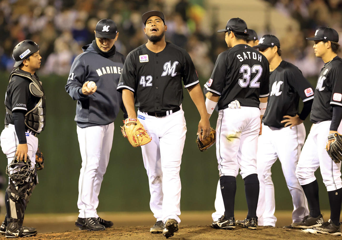 6回裏西武2死一、三塁の場面で降板となったメルセデス（中央）は悔しそうにマウンドを降りる（撮影・浅見桂子）