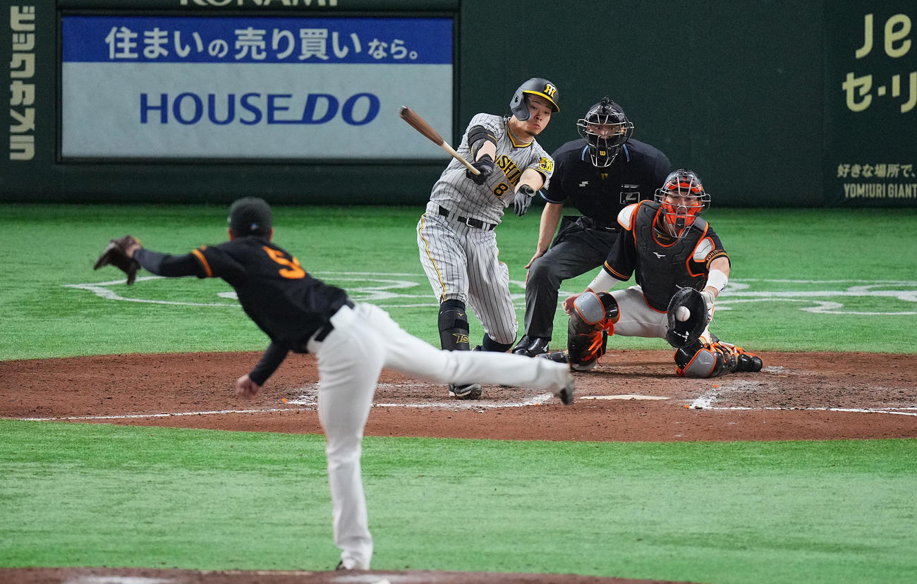 巨人対阪神　7回表阪神1死、空振り三振に倒れる佐藤輝。投手直江（撮影・垰建太）