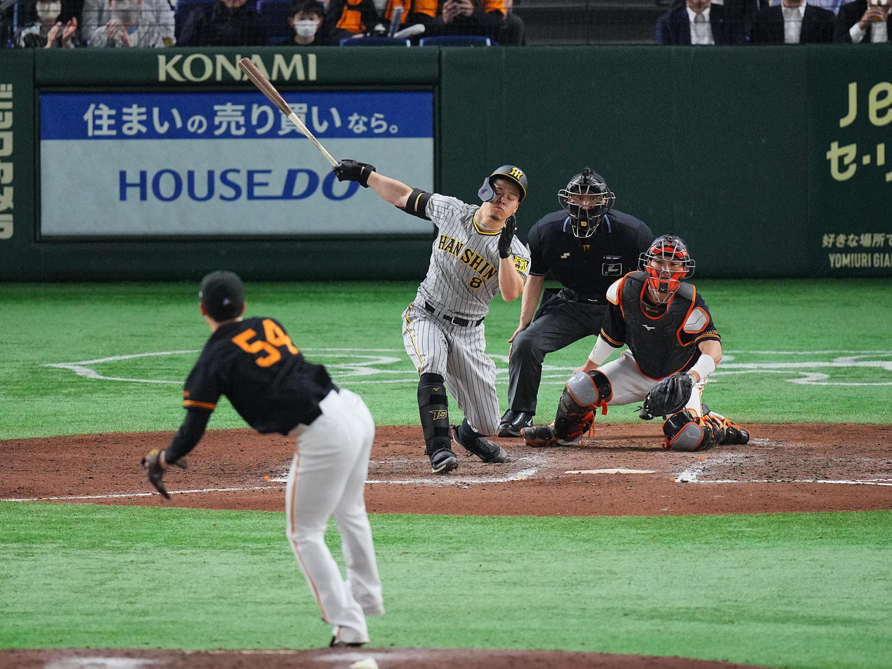 巨人対阪神　7回表阪神1死、空振り三振に倒れる佐藤輝。投手直江（撮影・垰建太）