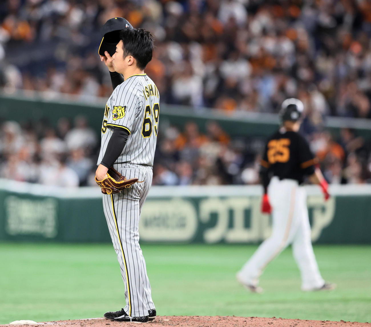 巨人対阪神　8回裏巨人無死、石井は岡本を中飛に仕留める（撮影・加藤哉）