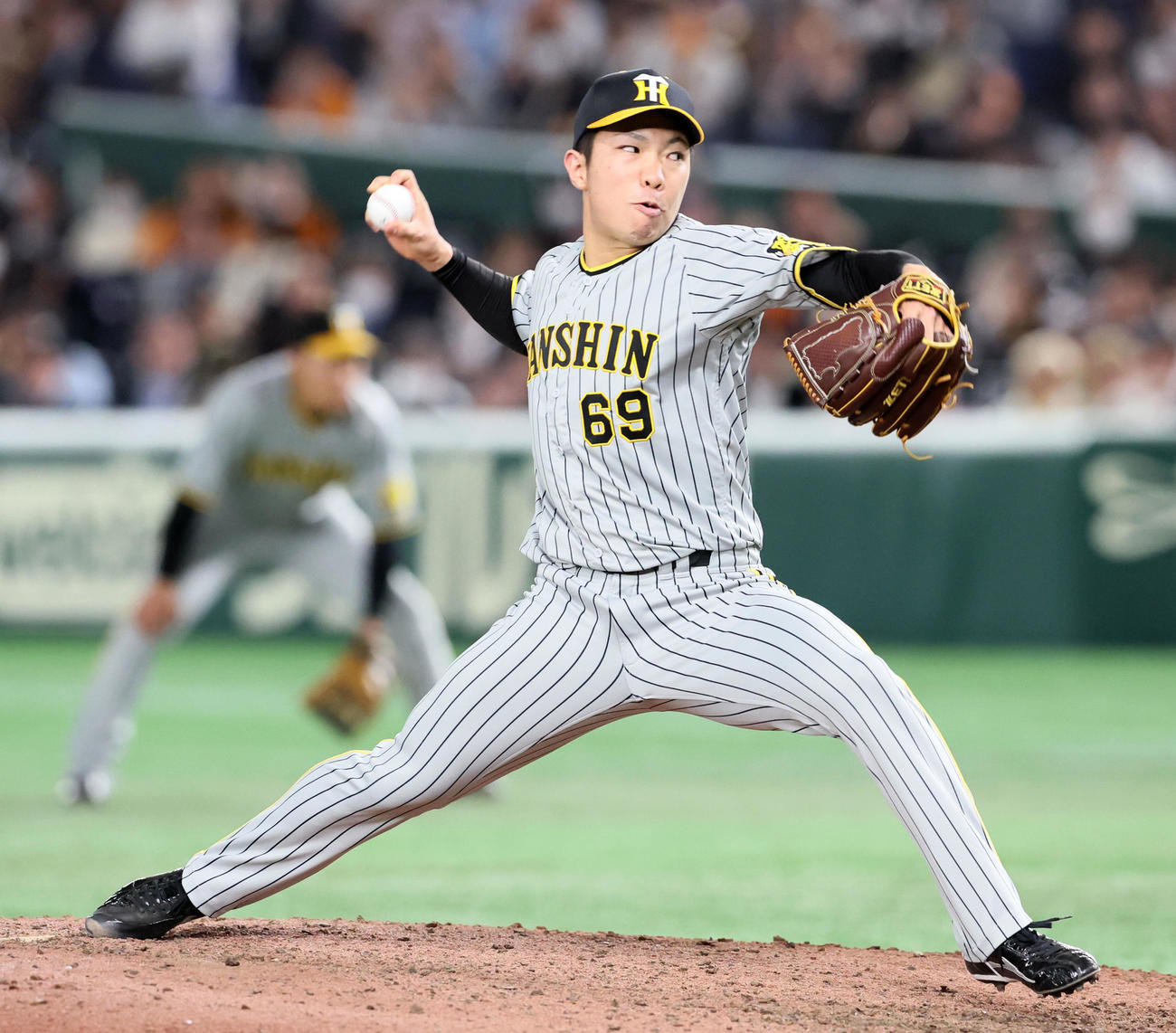 巨人対阪神　8回裏、阪神3番手で登板する石井（撮影・加藤哉）