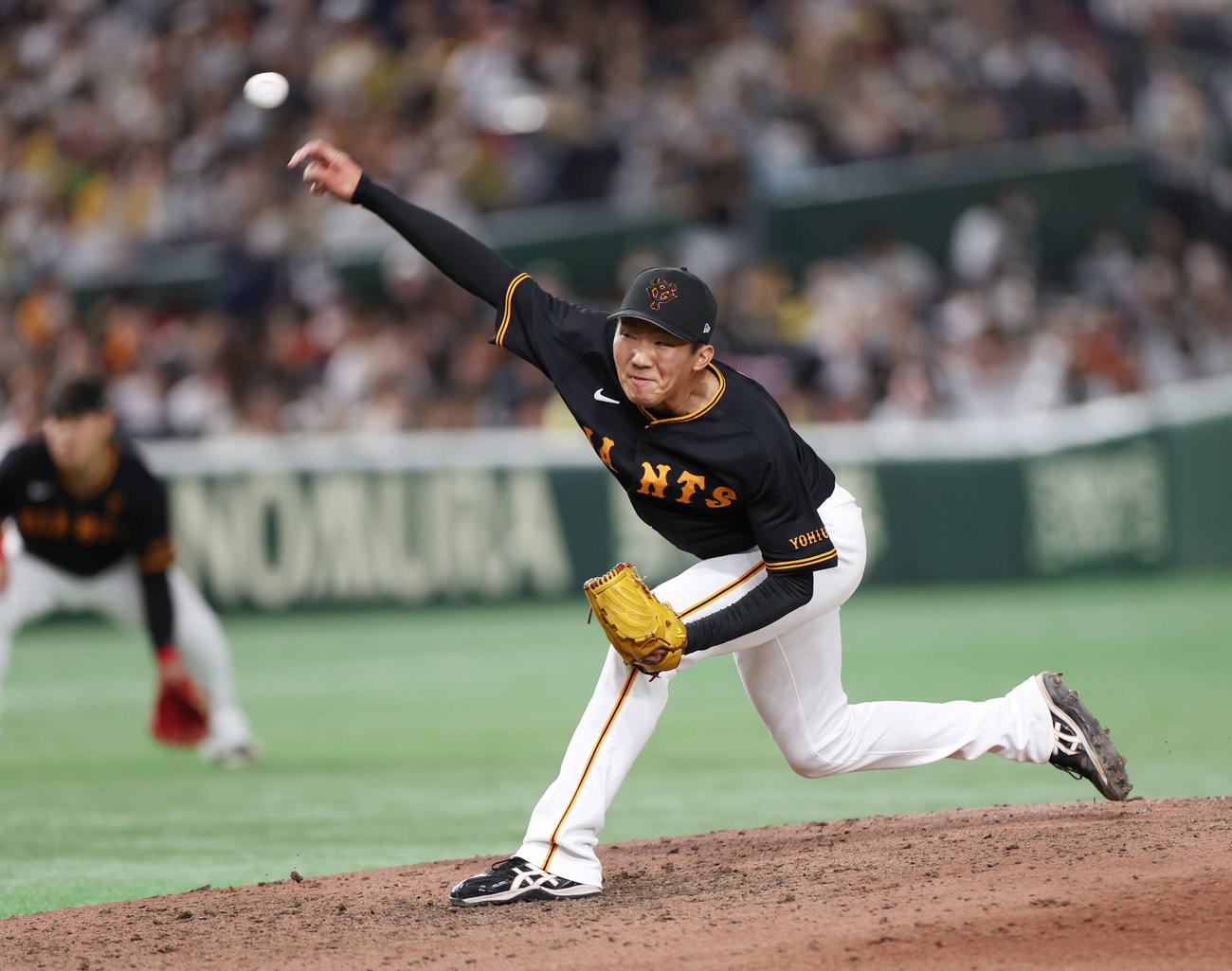 巨人対阪神　8回表巨人3番手で登板し、力投する田中千（撮影・宮地輝）