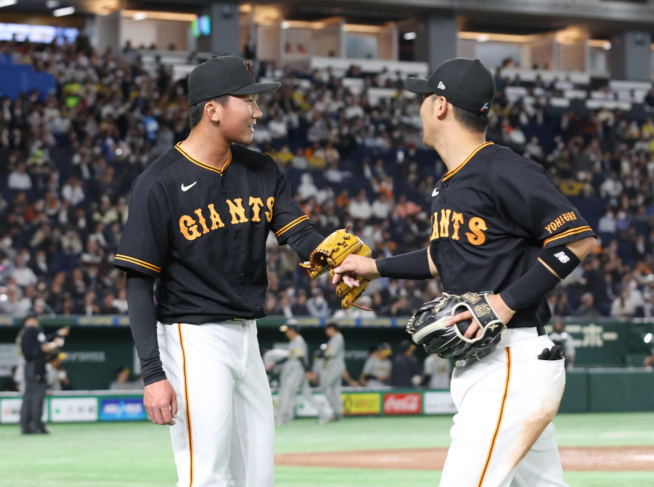 巨人対阪神　8回表を無失点に抑え、タッチを交わす田中千（撮影・宮地輝）
