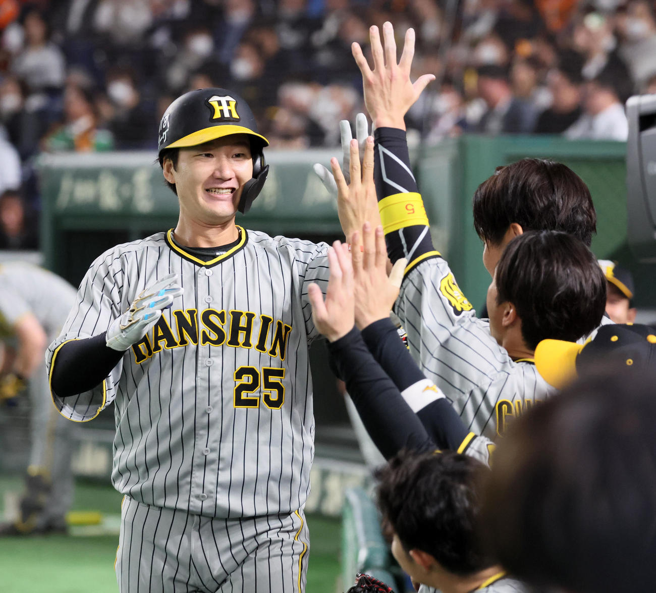 巨人対阪神　4回表阪神無死、渡辺諒は左越えソロ本塁打を放ちベンチのナインとタッチ（撮影・加藤哉）