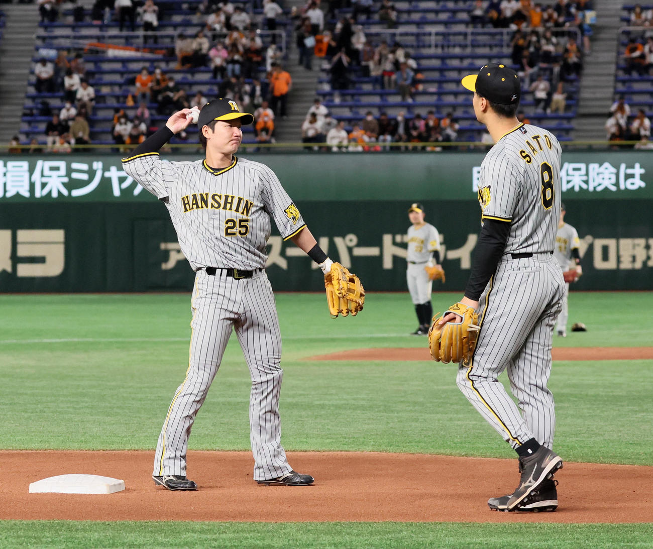 巨人対阪神　シートノックを受ける渡辺諒（左）と佐藤輝（撮影・加藤哉）