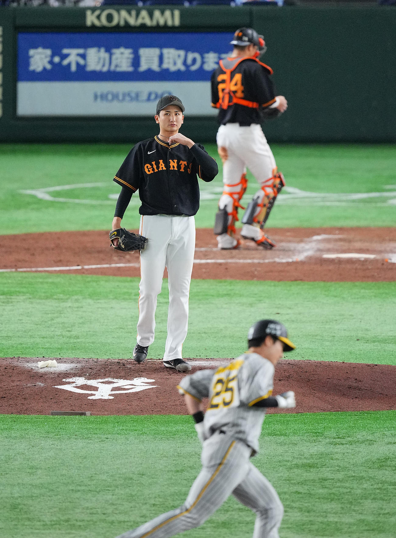 巨人対阪神　4回表阪神無死、渡辺（手前）にソロ本塁打を浴びる横川（中央）（撮影・垰建太）