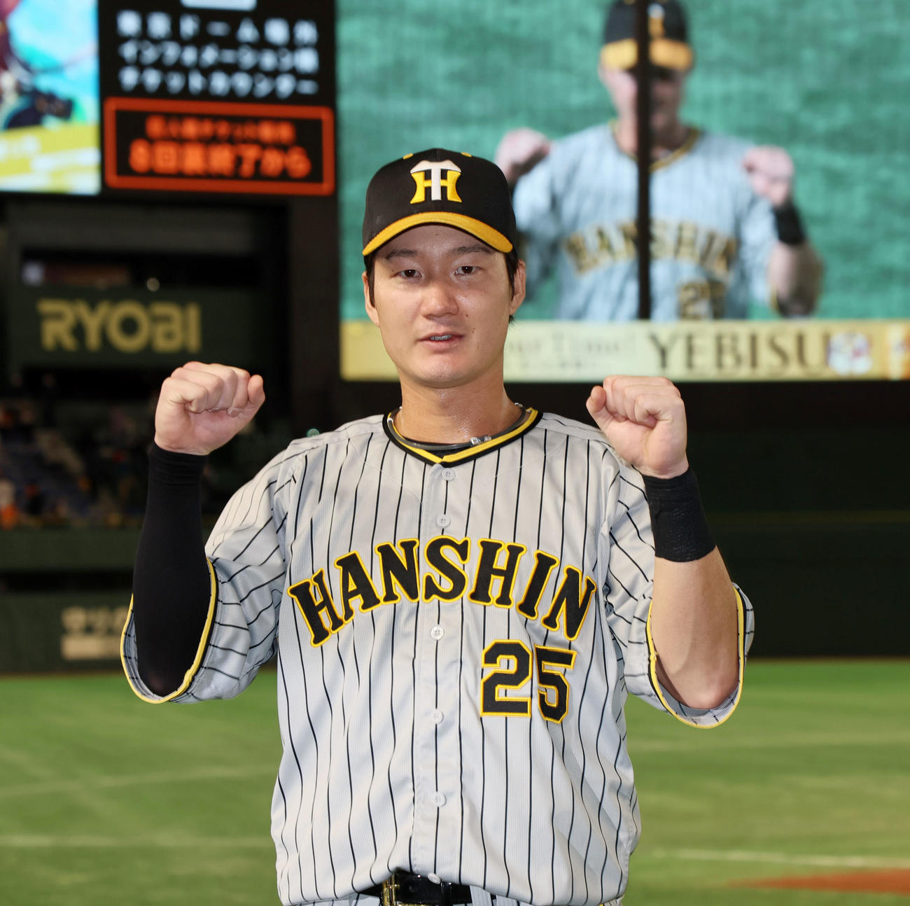 巨人対阪神　ヒーローインタビューを受けポーズを決める渡辺諒（撮影・加藤哉）