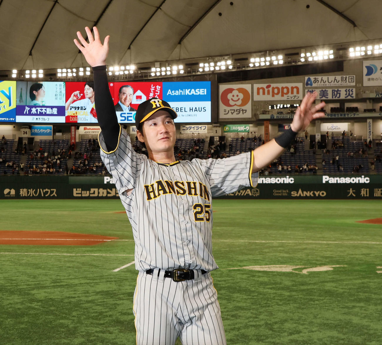巨人対阪神　ヒーローインタビューを終え、称賛に応える渡辺諒（撮影・加藤哉）