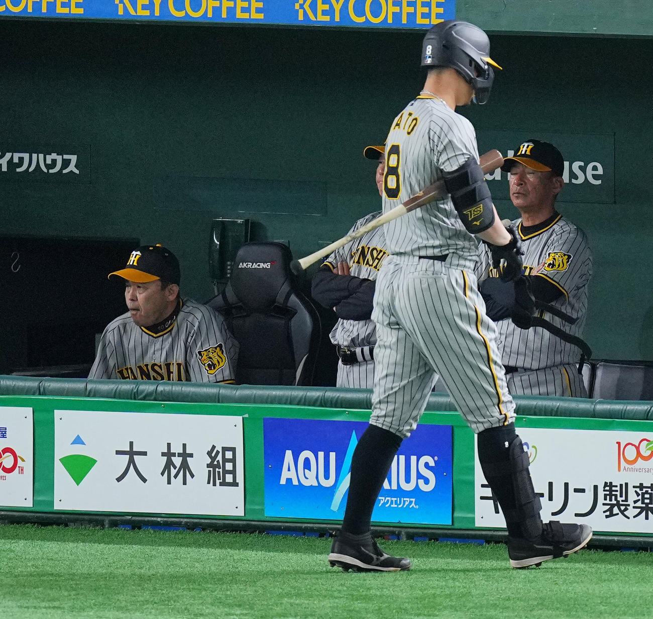 巨人対阪神　7回表阪神1死、空振り三振に倒れた代打佐藤輝（8番）を横目に厳しい表情の岡田監督（左）（撮影・垰建太）