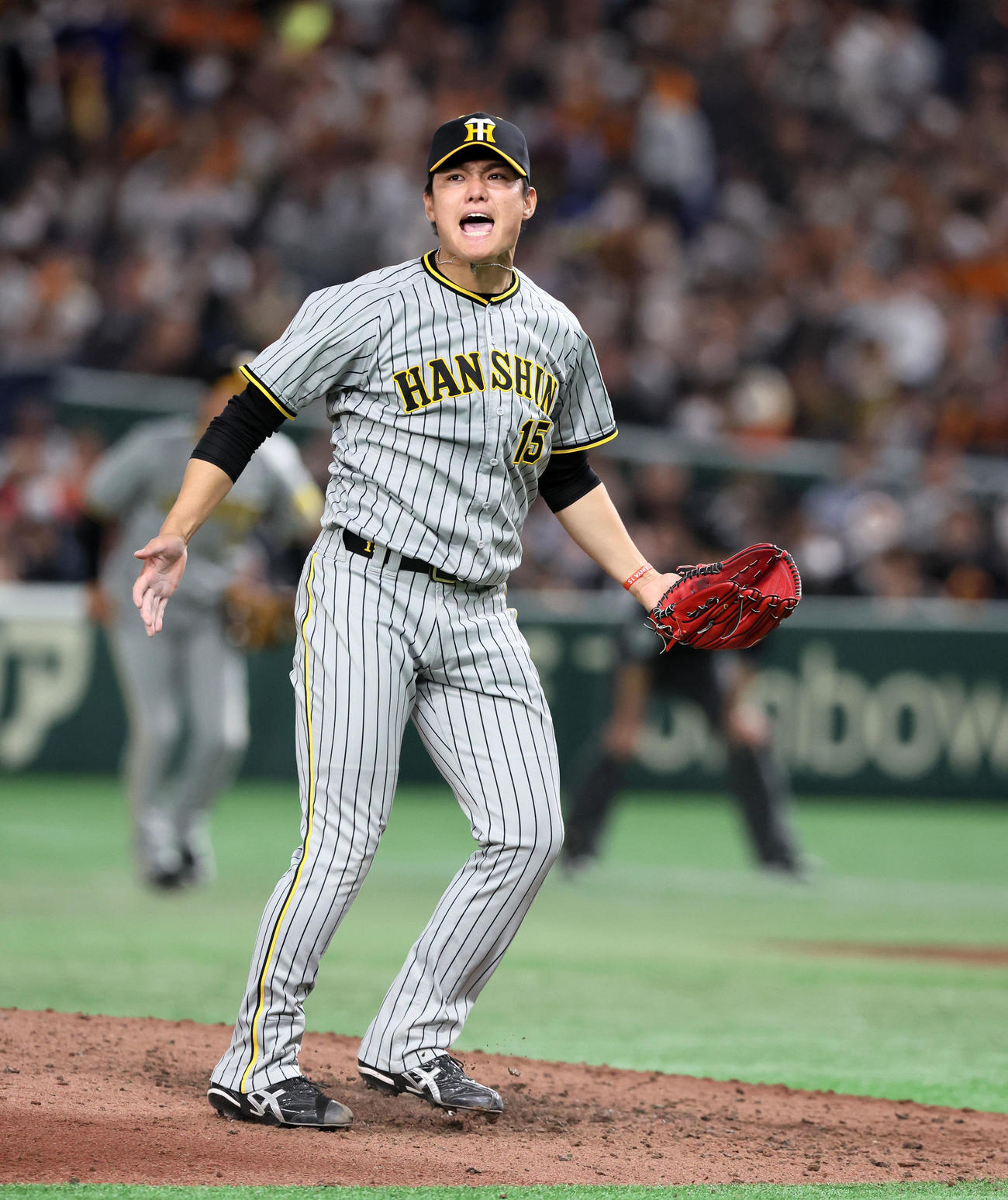 巨人対阪神　6回裏巨人2死一、二塁、西純はブリンソンを三振に仕留め雄たけびを上げる（撮影・加藤哉）