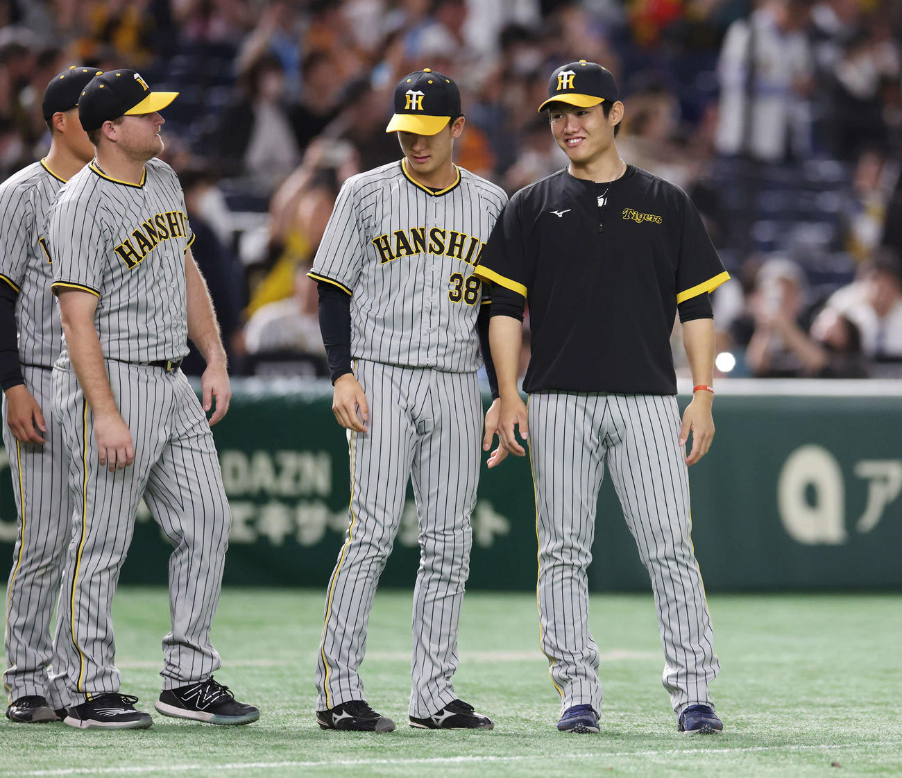 巨人対阪神　巨人に勝利し、笑顔を見せる阪神西純（右）（撮影・宮地輝）