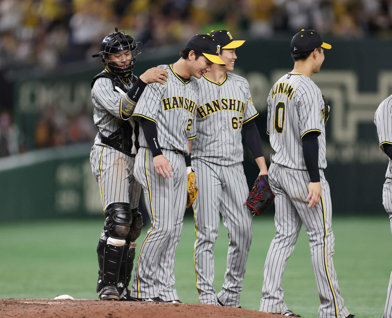巨人対阪神　巨人に勝利し、喜ぶ渡辺諒（左から2人目）ら阪神の選手たち（撮影・宮地輝）
