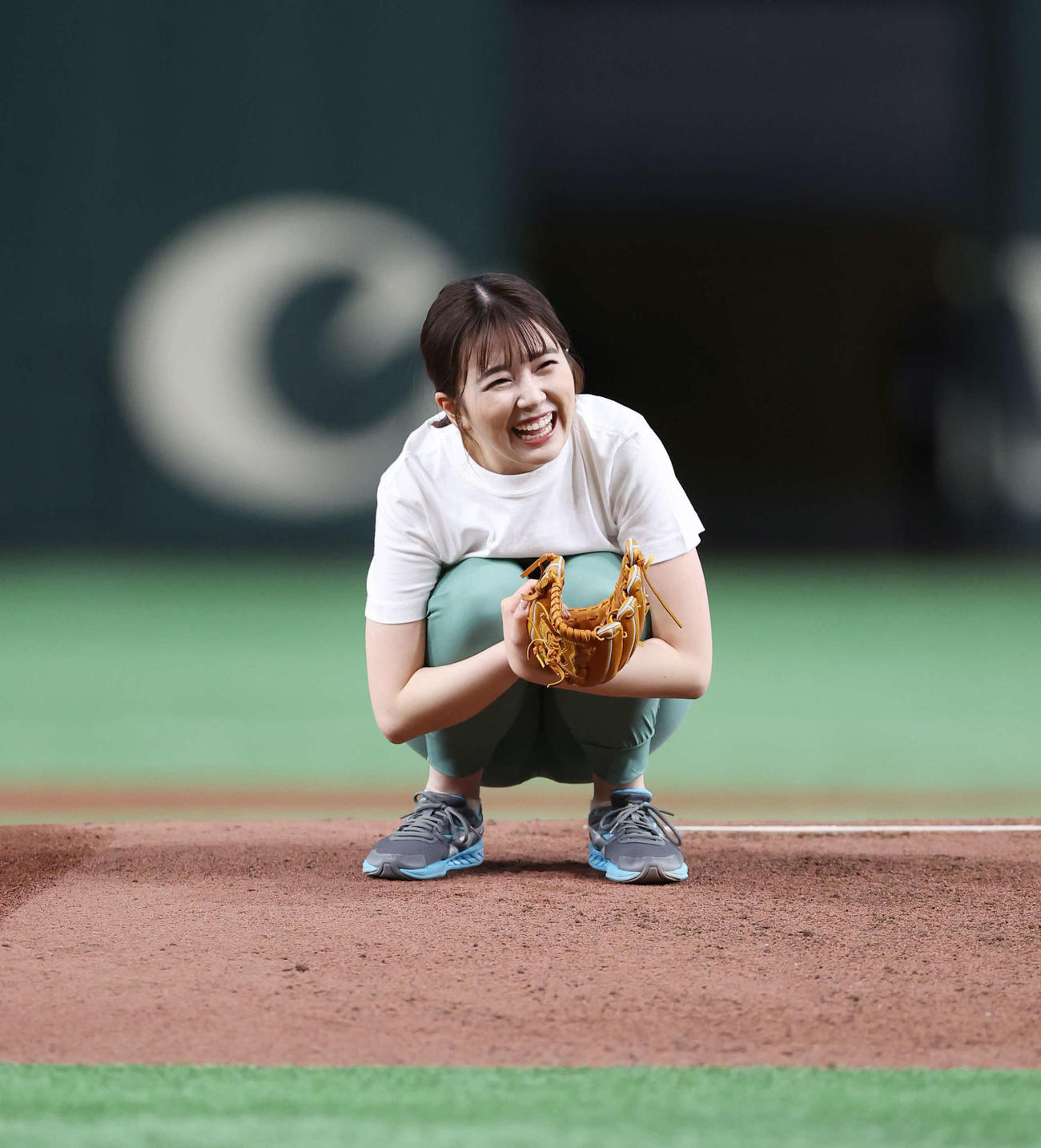 巨人対阪神　始球式を務めた黒田みゆアナウンサー（撮影・宮地輝）